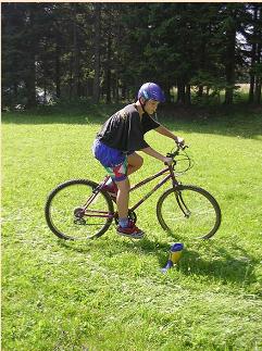 Slalom mezi holinkami